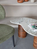 Peli Couchtisch Marmor Beige im Raum