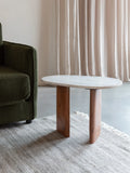Tanda Beistelltisch Marmor Beige im Raum