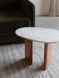 Tanda Beistelltisch Marmor Beige im Raum