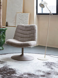 Bubba Loungesessel in Beige im Raum