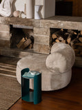 Tilbury Loungesessel in Beige im Raum