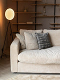 Sense 3-Sitzer Sofa in Beige im Raum