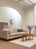 Blossom Sofa in Sand/Walnuss im Raum