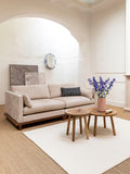 Blossom Sofa in Sand/Walnuss im Raum