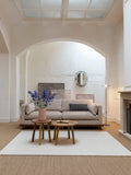 Blossom Sofa in Sand/Walnuss im Raum