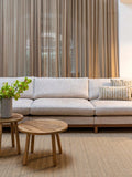 Blossom Sofa in Sand/Walnuss im Raum