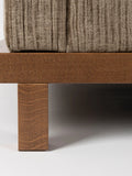 Blossom Sofa in Moosgrün/Walnuss, Detail