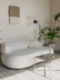 Noxx 2,5-Sitzer Sofa in Weiß im Raum