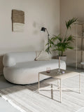 Noxx 2,5-Sitzer Sofa in Weiß im Raum