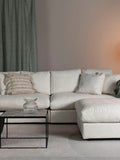 Sense Hocker in Creme im Raum