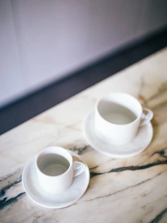 Tasse | POMAX Porcelino White Tasse mit Untertasse - von POMAX online kaufen bei LIVINGforme.
