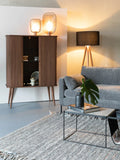 Barbier Highboard in Walnuss im Raum