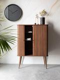 Barbier Highboard in Walnuss im Raum