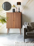 Barbier Highboard in Walnuss im Raum