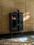 Denza Vitrine Schwarz im Raum