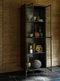 Gertlush Vitrine Gold im Raum