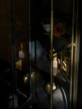 Gertlush Vitrine Gold im Raum
