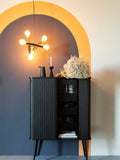 Barbier Highboard in Schwarz im Raum