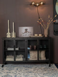 Ferre Sideboard Schwarz im Raum