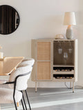 Amaya Weinschrank Beige im Raum