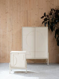 Faces Schrank Beige im Raum