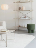 Marcio Regal in Beige im Raum