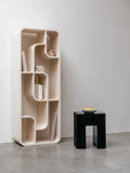 Seven Regal in Beige im Raum
