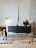 Travis Sideboard in Eiche Schwarz im Raum