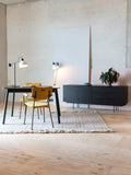 Travis Sideboard in Eiche Schwarz im Raum
