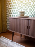 Barbier Sideboard in Walnuss im Raum