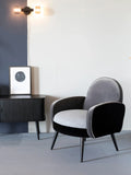 Barbier Sideboard in Schwarz im Raum