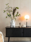 Barbier Sideboard in Schwarz im Raum