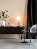 Barbier Sideboard in Schwarz im Raum