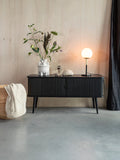Barbier Sideboard in Schwarz im Raum