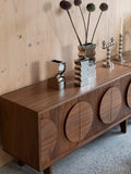 Groove Sideboard in Walnuss im Raum