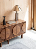 Groove Sideboard in Walnuss im Raum