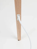 Tripod Stehleuchte Holz in Weiß, Detail