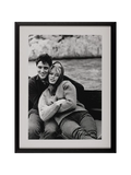 Bilder und Bilderrahmen | Bild im Rahmen | Brigitte Bardot and Sacha Distel - Schwarz-Weiß Fotografie (65cm x 85cm) - von LIVING online kaufen bei LIVINGforme.