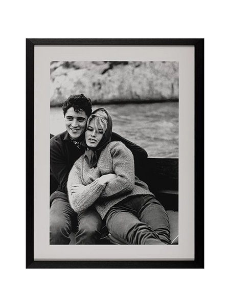 Bilder und Bilderrahmen | Bild im Rahmen | Brigitte Bardot and Sacha Distel - Schwarz-Weiß Fotografie (65cm x 85cm) - von LIVING online kaufen bei LIVINGforme.