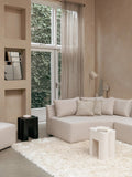 Buckle Head Stehleuchte in Beige im Raum