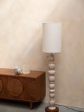 Brew Stehleuchte Beige im Raum