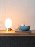 Urban Charger Tischleuchte Gold im Raum