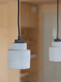 Left Pendelleuchte Beton in Grau im Raum