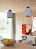 Left Pendelleuchte Beton in Grau im Raum