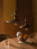 Cath Pendelleuchte Walnuss im Raum