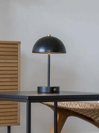 Holt LED-Tischleuchte schwarz/Messing, aufladbar Tischleuchte Living Nordic
