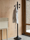 Jason Garderobe in Schwarz im Raum