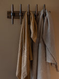 Jakub Wandgarderobe Walnuss im Raum