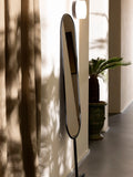 Tess Standspiegel 38 × 165 cm in Schwarz im Raum