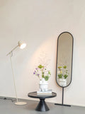 Tess Standspiegel 38 × 165 cm in Schwarz im Raum